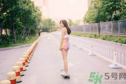 女生玩滑板能穿涼鞋嗎?女生玩滑板要穿什么鞋 女生玩滑板能穿涼鞋嗎?女生玩滑板要穿什么鞋
