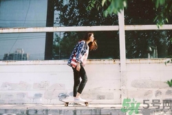 女生玩滑板能穿涼鞋嗎?女生玩滑板要穿什么鞋 女生玩滑板能穿涼鞋嗎?女生玩滑板要穿什么鞋