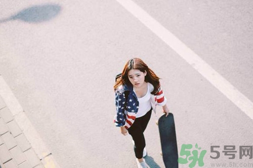 女生玩滑板能穿涼鞋嗎?女生玩滑板要穿什么鞋 女生玩滑板能穿涼鞋嗎?女生玩滑板要穿什么鞋