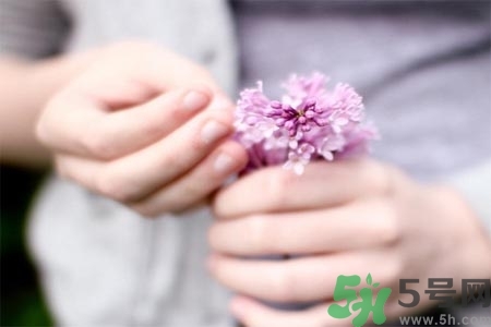 手指關(guān)節(jié)疼痛的原因是什么？手指關(guān)節(jié)痛如何治療？