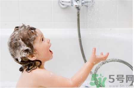 秋痱子是什么樣子的?秋痱子是怎么回事? 秋痱子是什么樣子的?秋痱子是怎么回事?