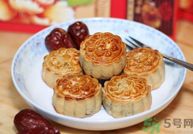 月餅吃多了會(huì)怎么樣？哪些人不宜吃月餅？