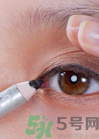 眼線怎么畫好看圖解？單眼皮怎么畫眼線好看？