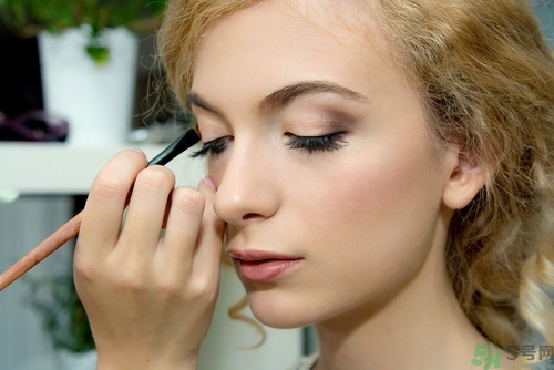 眼影能當(dāng)眉粉用嗎?眼影當(dāng)眉粉用可以嗎 眼影能當(dāng)眉粉用嗎?眼影當(dāng)眉粉用可以嗎