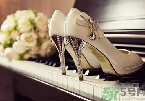 扁平足可以穿高跟鞋嗎？扁平足適合穿什么鞋？