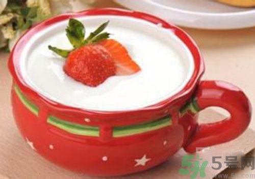 純牛奶和酸奶哪個(gè)營(yíng)養(yǎng)更高？喝純牛奶好還是酸奶好？