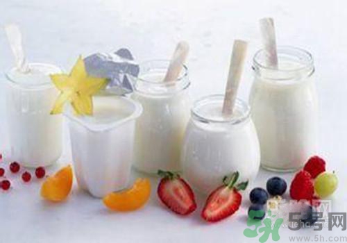 純牛奶和酸奶哪個(gè)營(yíng)養(yǎng)更高？喝純牛奶好還是酸奶好？