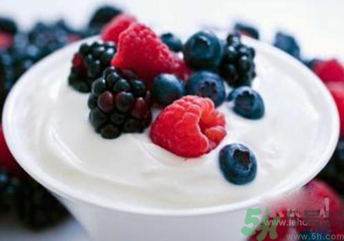 純牛奶和酸奶哪個(gè)營(yíng)養(yǎng)更高？喝純牛奶好還是酸奶好？