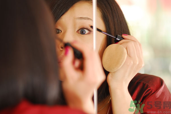 眼影可以當眉粉用嗎？眼影可以當鼻影用嗎？