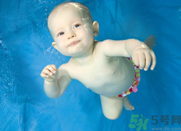 嬰兒游泳好不好？嬰兒游泳的好處及注意事項(xiàng)