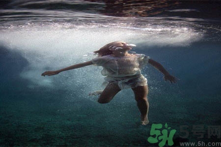 溺水怎么辦？溺水如何自救？