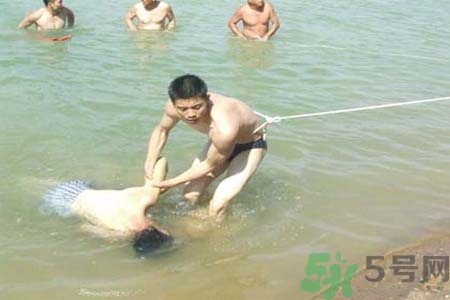 溺水怎么辦？溺水如何自救？