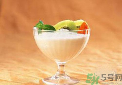 純牛奶和酸奶可以一起吃喝嗎？純牛奶和酸奶一起喝有什么好處？