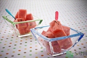 凍成冰的西瓜能吃嗎？吃西瓜拉肚子是怎么回事？