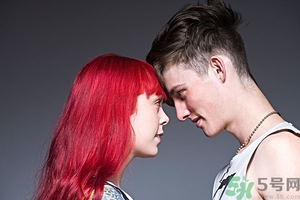 頭發(fā)染多了有什么危害？染什么顏色的頭發(fā)顯皮膚白？