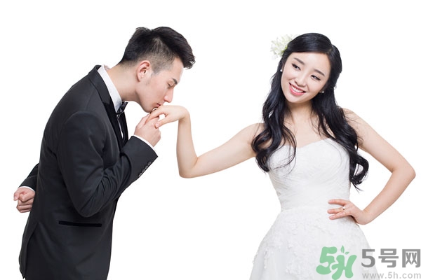 第一次接吻怎么接？和男生接吻沒(méi)感覺(jué)怎么辦？