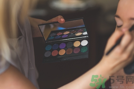 眼影可以當(dāng)高光用嗎?眼影可以用來打高光嗎 眼影可以當(dāng)高光用嗎?眼影可以用來打高光嗎