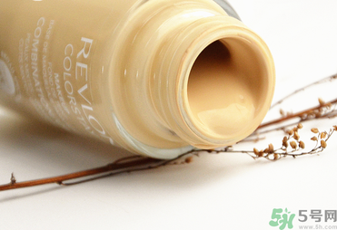 粉底液可以直接涂臉上嗎？粉底液用什么上妝最好？