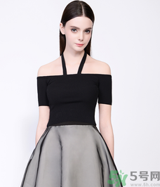 一字肩的衣服內(nèi)衣怎么穿？一字肩的衣服里面穿什么內(nèi)衣？