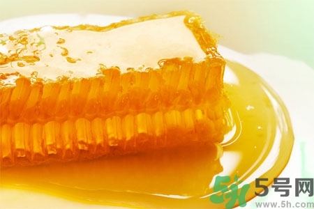 蜂蜜不能和什么一起吃？哪些人不能吃蜂蜜？