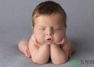 寶寶屁股上長小紅疙瘩是怎么回事？寶寶屁股上長小紅疙瘩怎么辦?