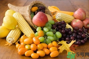 蘋(píng)果和玉米可以一起吃嗎？蘋(píng)果和玉米可以榨汁嗎？