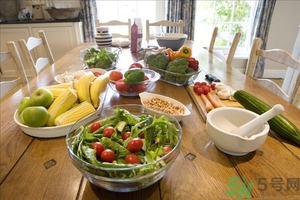 蘋(píng)果和玉米可以一起吃嗎？蘋(píng)果和玉米可以榨汁嗎？