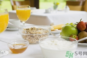 蘋果和酸奶能一起吃嗎？蘋果和酸奶能一起榨汁嗎？