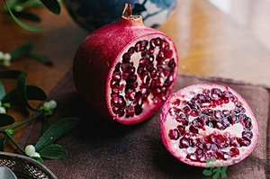 吃石榴手指發(fā)黃怎么辦？吃石榴手指變黑怎么辦？