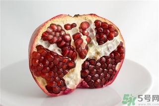 吃石榴手指發(fā)黃怎么辦？吃石榴手指變黑怎么辦？