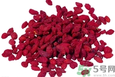 枸杞子泡水喝的功效有哪些？枸杞子泡水喝的害處有什么？