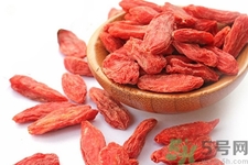 枸杞子泡水喝的功效有哪些？枸杞子泡水喝的害處有什么？