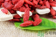 枸杞子泡水喝的功效有哪些？枸杞子泡水喝的害處有什么？