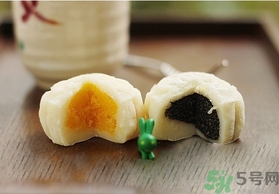 冰皮月餅是雪月餅嗎？冰皮月餅和雪月餅?zāi)膫€好吃？