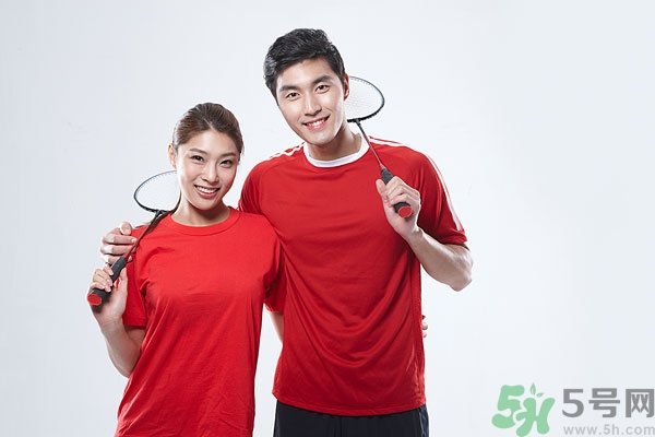 打羽毛球有什么好處？打羽毛球有什么壞處？