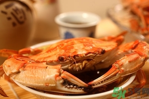 吃螃蟹可以喝紅酒嗎？吃螃蟹可以喝酒嗎？