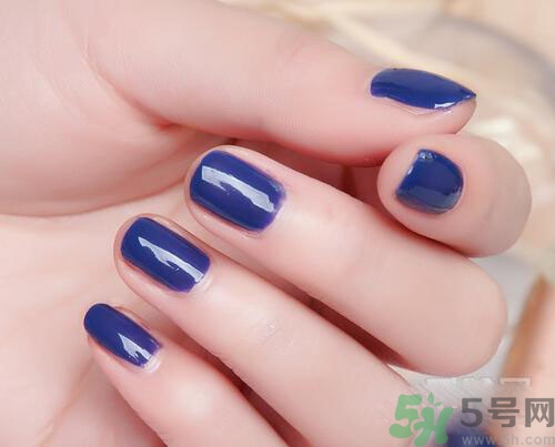 灰指甲可以涂指甲油嗎？得了灰指甲怎么辦？