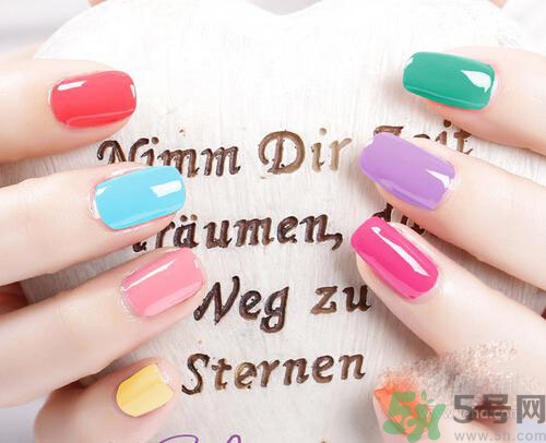 灰指甲可以涂指甲油嗎？得了灰指甲怎么辦？