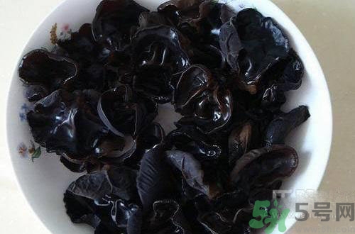 下巴長痘是上火嗎？下巴長痘吃什么好？