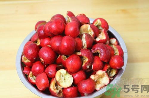 下巴長痘是上火嗎？下巴長痘吃什么好？