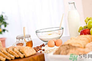 蘋果和蜂蜜可以一起吃嗎？蘋果和蜂蜜可以榨汁嗎？