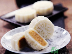 自己做冰皮月餅怎么做?自制冰皮月餅的做法及配方 自己做冰皮月餅怎么做?自制冰皮月餅的做法及配方
