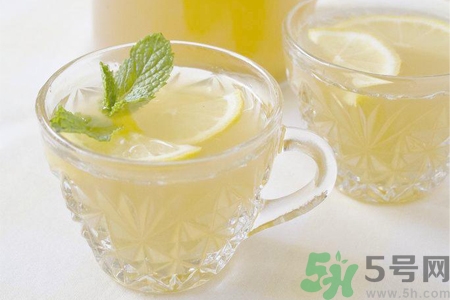 檸檬水能隔夜喝嗎？隔夜的檸檬水還能喝嗎？