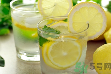 檸檬水能隔夜喝嗎？隔夜的檸檬水還能喝嗎？