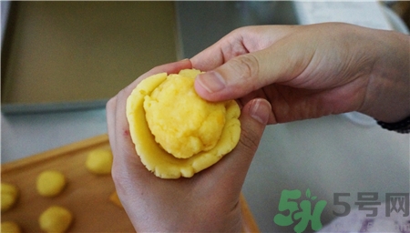 美心流心奶黃月餅怎么做?美心流心奶黃月餅做法及配方 美心流心奶黃月餅怎么做?美心流心奶黃月餅做法及配方