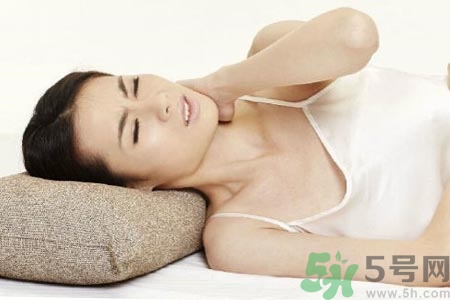 落枕脖子疼怎么辦？落枕和頸椎病區(qū)別