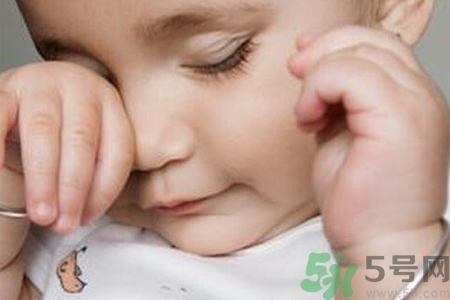 寶寶睡覺出汗多是怎么回事？寶寶睡覺出汗多怎么辦？