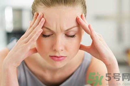 偏頭痛的原因是什么？女性偏頭痛的癥狀有哪些？
