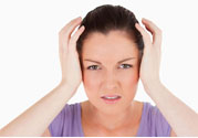 偏頭痛的原因是什么？女性偏頭痛的癥狀有哪些？