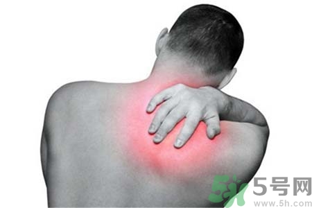 預(yù)防頸椎病的方法是什么？老年人如何預(yù)防頸椎?。?></p><h3>老年人如何預(yù)防頸椎病</h3><p>很多的老年人會患有頸椎病，患有頸椎病會對于老年人的日常生活產(chǎn)生很不好的影響，因為頸椎病會影響老年人坐姿和睡姿，所以老年人要積極的預(yù)防頸椎病。</p><p>日常生活中應(yīng)注意保持頭頸正確的姿勢，不要偏頭聳肩，看書、操作電腦時要正面注視，保持脊柱的正直。睡覺時要選擇合適的枕頭，不宜過高或過低，一般枕頭以10厘米的高度為宜。不要躺著看書、看電視。</p><p style=